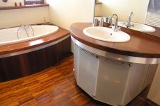 Drewniana podłoga z Merbau w nowoczesnej łazience