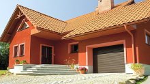 Jednolita kolorystyka bramy garażowej, okien i drzwi pozwala otrzymać spójną kompozycję fasadową utrzymaną w klasycznej estetyce