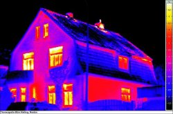 Obraz z kamery termowizyjnej wyraźnie wskazuje miejsca, gdzie straty ciepła są największe.