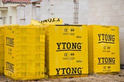 Palety bloczków YTONG na budowie