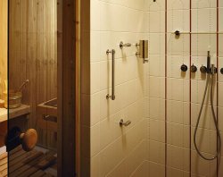 Miejsce na saunę najlepiej wygospodarować w łazience, obok kabiny prysznicowej